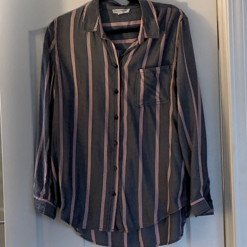 Lightweight long sleeve shirt great color combo!